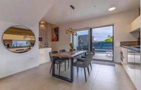 Amazing Home In Liznjan With Heated Swimming Pool
